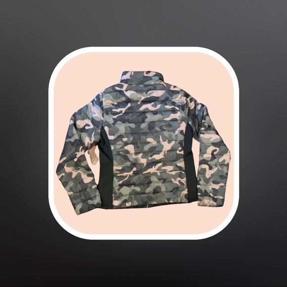 Super cute Camo light puffy jacket. Comes to waist - Picture 4 of 4